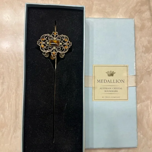 Beautiful Austrian Crystal Bookmark by Two’s Company - Picture 2 of 3